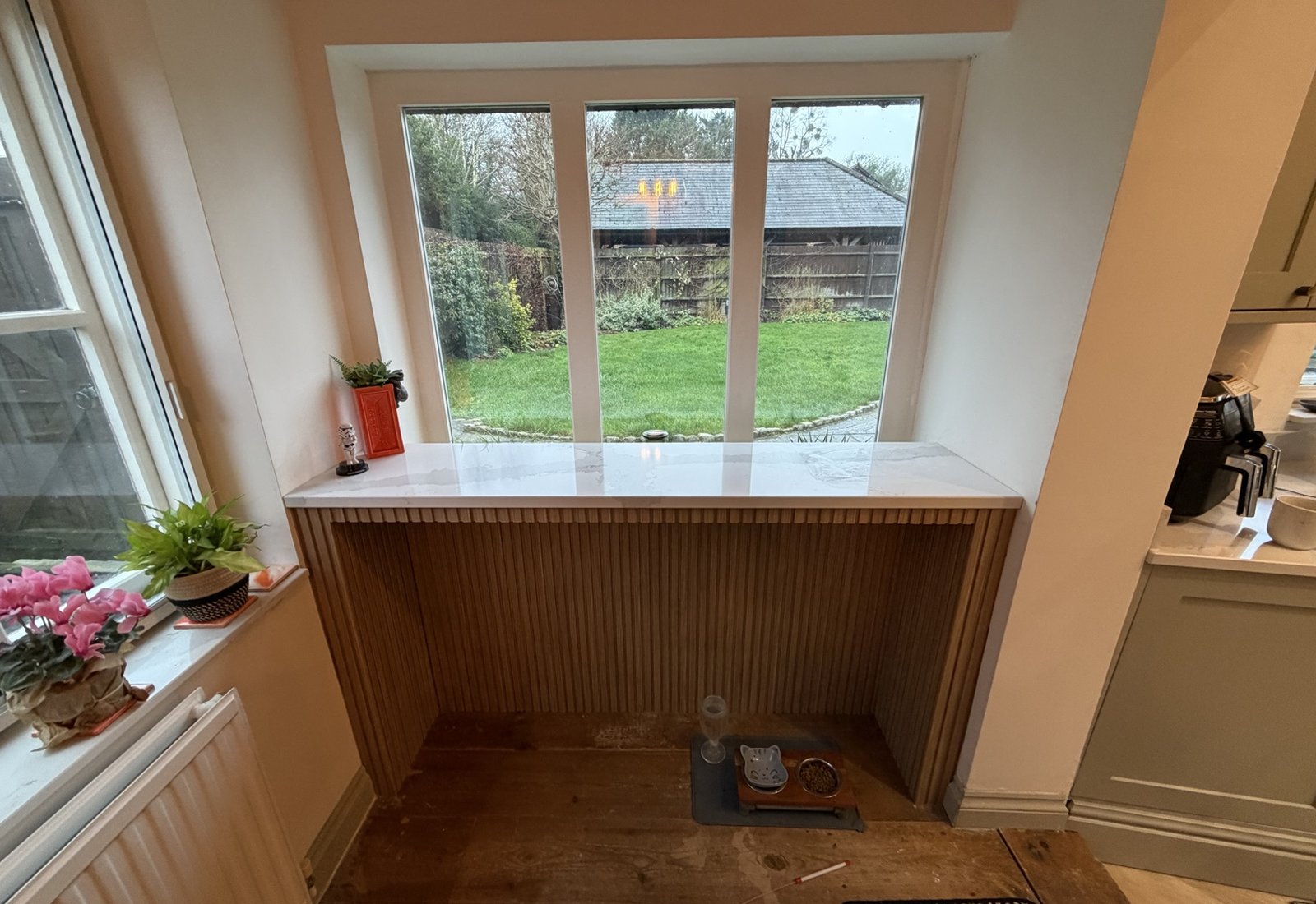 Breakfast bar with oak cladding and quartz worktop